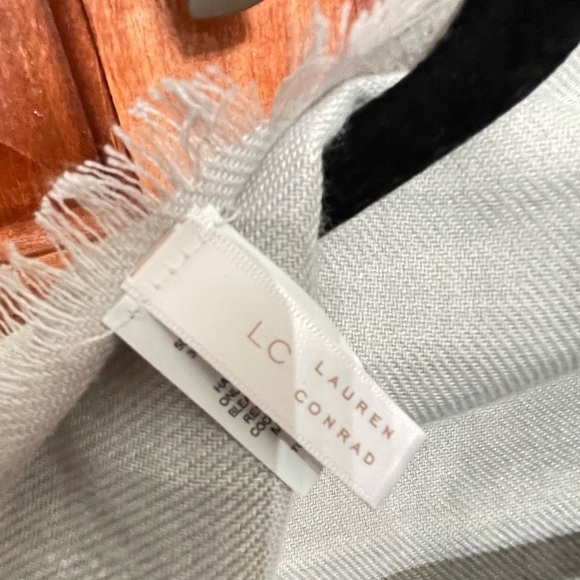 LC Lauren Conrad Oversize Scarf Wrap Shawl Neck Warmer Gray Polka Dot 72X30 - Picture 3 of 7